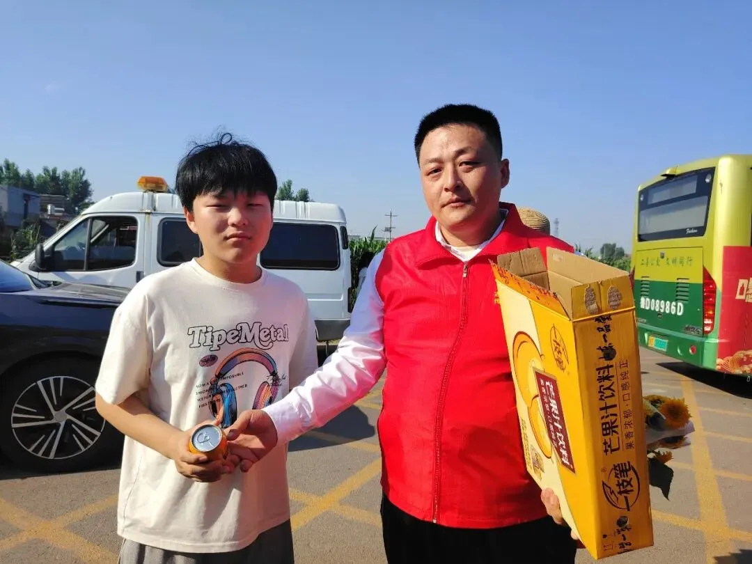 志愿护航中考——滕州市学雷锋志愿者联合会单位会员级索镇社区社会组织联合会助力市第十一中学学子赶考-第20张图片-四季读书网 志愿护航中考——滕州市学雷锋志愿者联合会单位会员级索镇社区社会组织联合会助力市第十一中学学子赶考-第20张图片-四季读书网