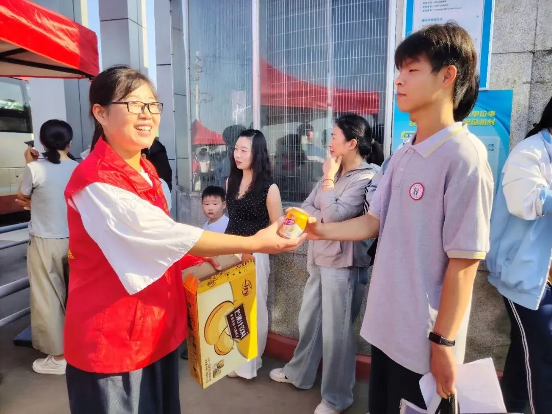 志愿护航中考——滕州市学雷锋志愿者联合会单位会员级索镇社区社会组织联合会助力市第十一中学学子赶考-第23张图片-四季读书网 志愿护航中考——滕州市学雷锋志愿者联合会单位会员级索镇社区社会组织联合会助力市第十一中学学子赶考-第23张图片-四季读书网