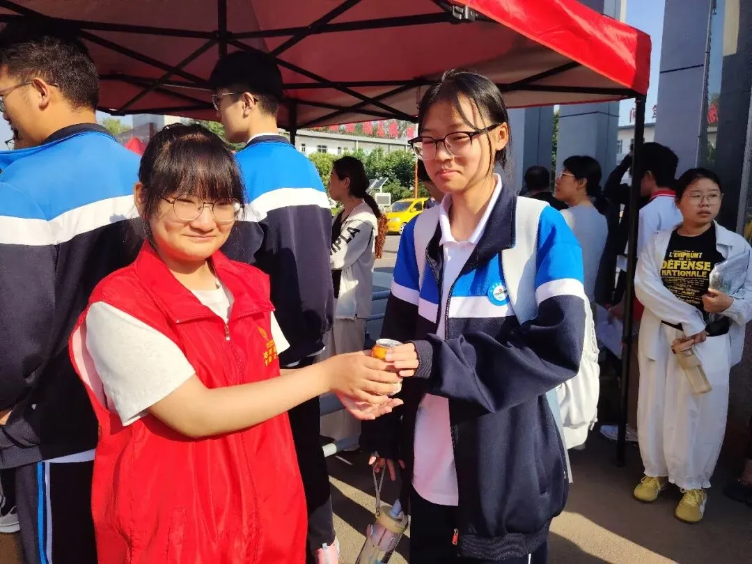 志愿护航中考——滕州市学雷锋志愿者联合会单位会员级索镇社区社会组织联合会助力市第十一中学学子赶考-第25张图片-四季读书网 志愿护航中考——滕州市学雷锋志愿者联合会单位会员级索镇社区社会组织联合会助力市第十一中学学子赶考-第25张图片-四季读书网