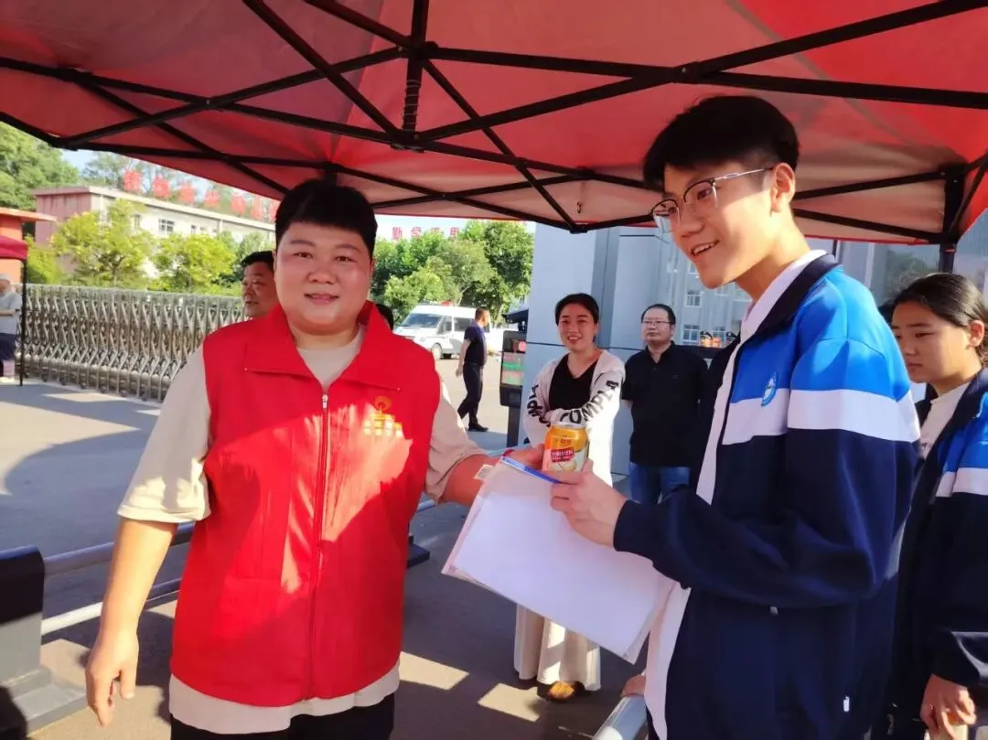 志愿护航中考——滕州市学雷锋志愿者联合会单位会员级索镇社区社会组织联合会助力市第十一中学学子赶考-第30张图片-四季读书网 志愿护航中考——滕州市学雷锋志愿者联合会单位会员级索镇社区社会组织联合会助力市第十一中学学子赶考-第30张图片-四季读书网