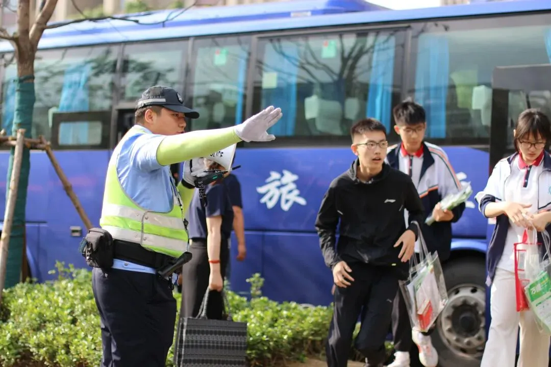 2026中考启幕!近5000名经开学子今日执笔向未来!-第8张图片-四季读书网 2026中考启幕!近5000名经开学子今日执笔向未来!-第8张图片-四季读书网