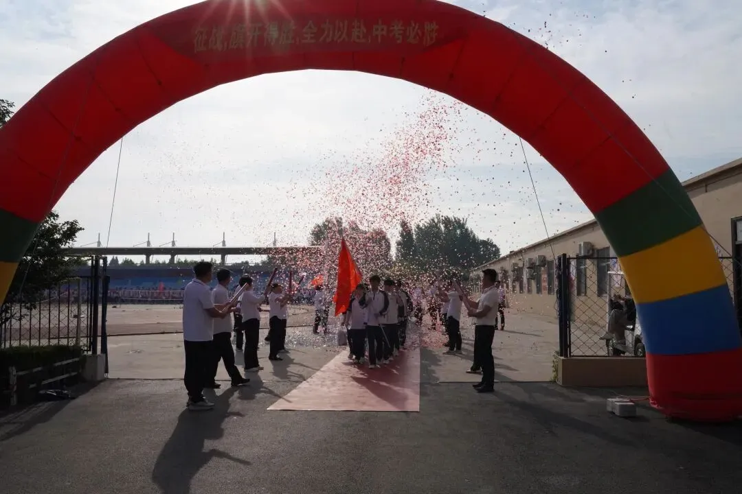 逐梦韶华,决胜中考——韶华中学隆重举行九年级中考出征壮行仪式-第7张图片-四季读书网 逐梦韶华,决胜中考——韶华中学隆重举行九年级中考出征壮行仪式-第7张图片-四季读书网