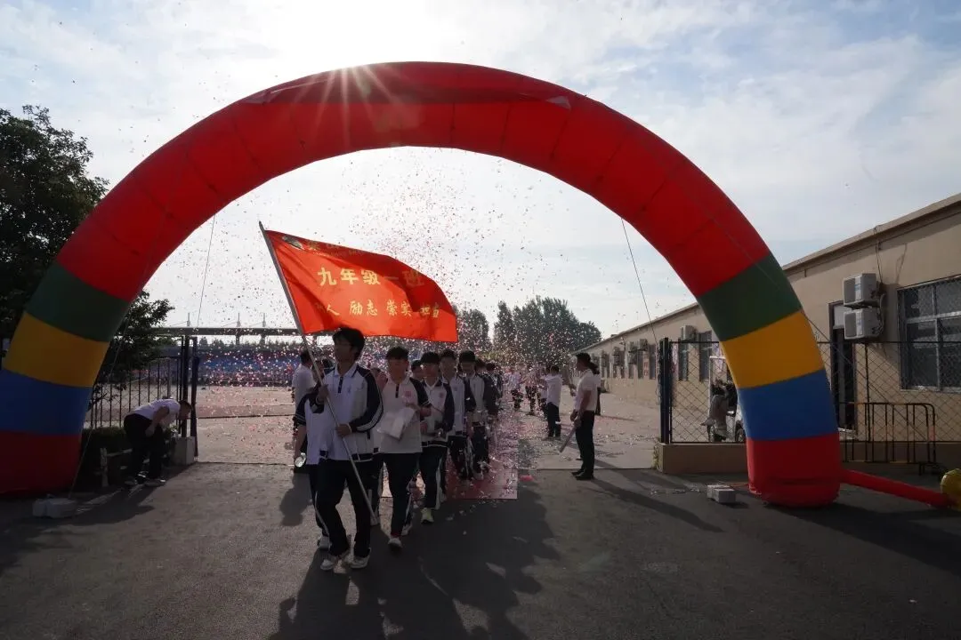 逐梦韶华,决胜中考——韶华中学隆重举行九年级中考出征壮行仪式-第8张图片-四季读书网 逐梦韶华,决胜中考——韶华中学隆重举行九年级中考出征壮行仪式-第8张图片-四季读书网