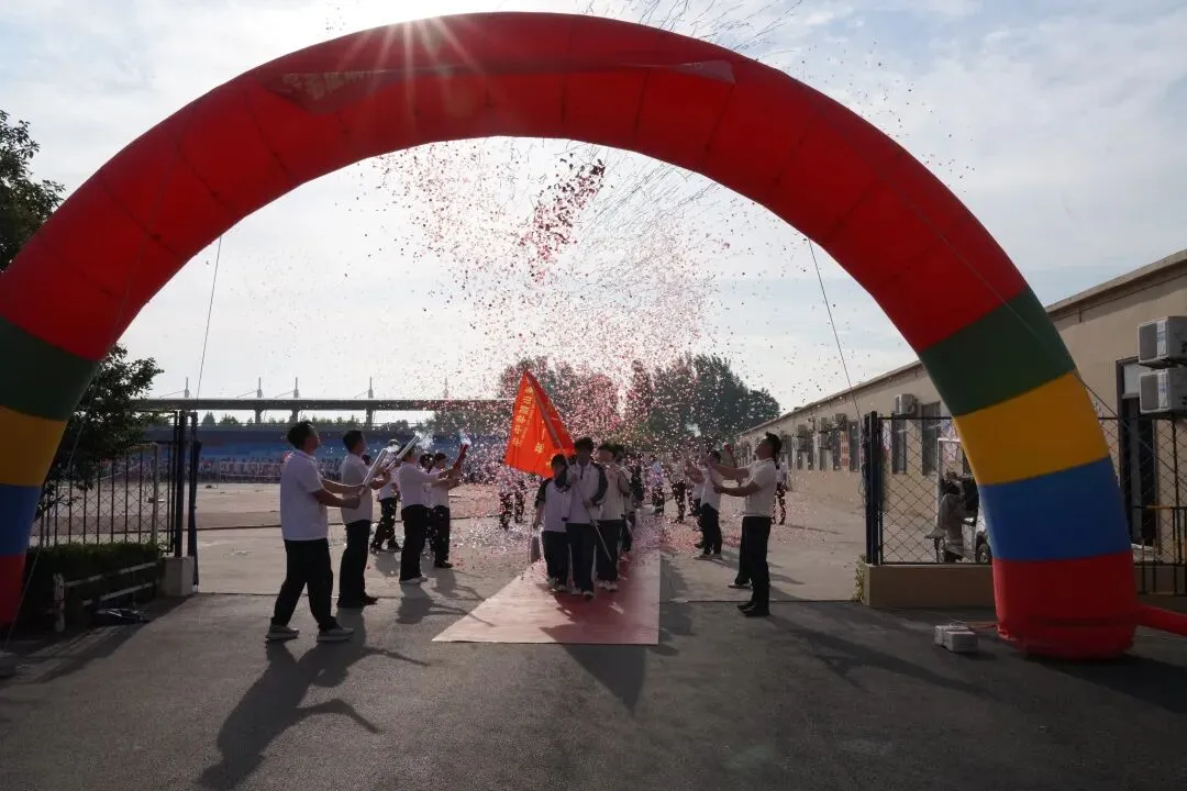 逐梦韶华,决胜中考——韶华中学隆重举行九年级中考出征壮行仪式-第9张图片-四季读书网 逐梦韶华,决胜中考——韶华中学隆重举行九年级中考出征壮行仪式-第9张图片-四季读书网