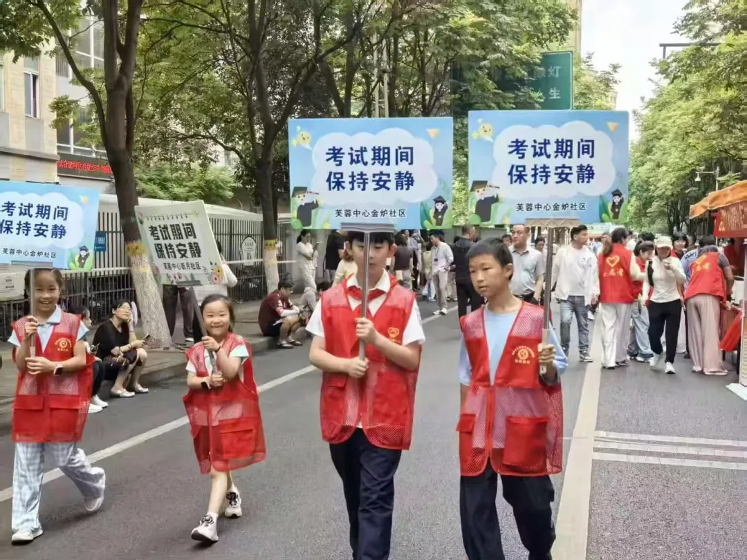 志同道合 助梦启航——全市广大志愿者为中考学子温情护航-第6张图片-四季读书网 志同道合 助梦启航——全市广大志愿者为中考学子温情护航-第6张图片-四季读书网