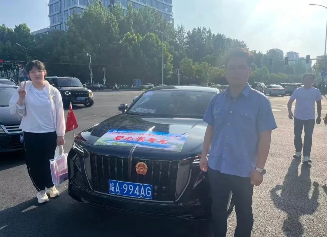 志同道合 助梦启航——全市广大志愿者为中考学子温情护航-第9张图片-四季读书网 志同道合 助梦启航——全市广大志愿者为中考学子温情护航-第9张图片-四季读书网