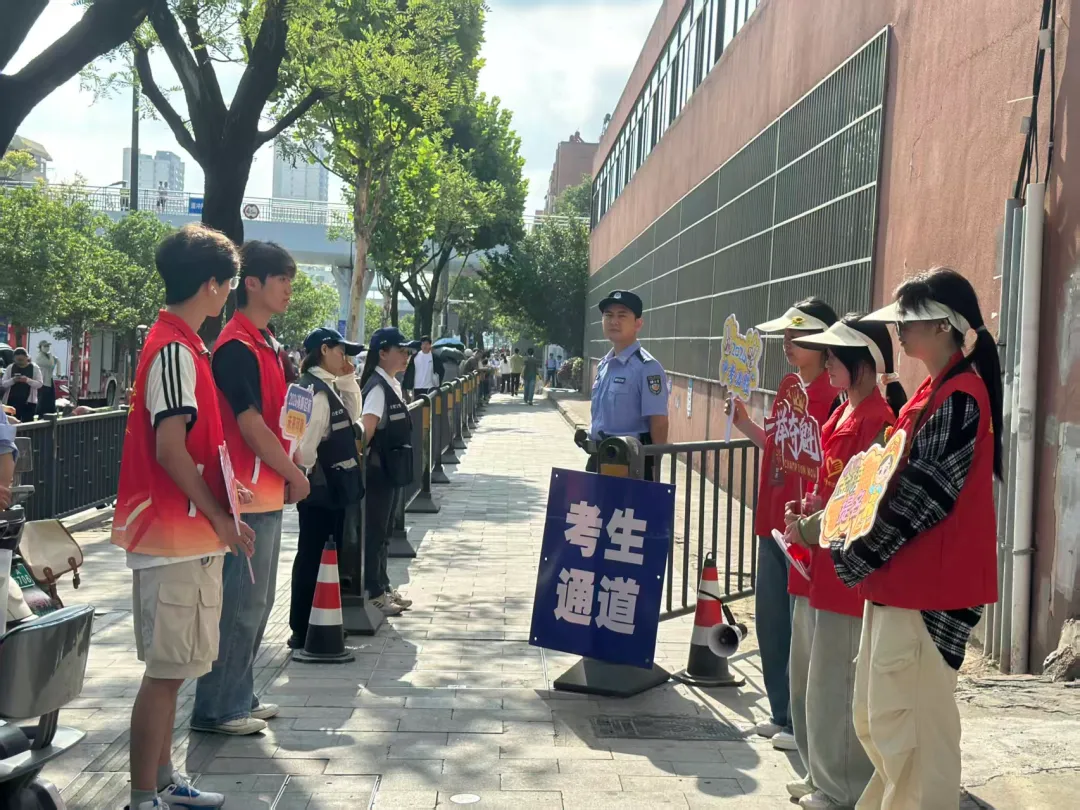 志同道合 助梦启航——全市广大志愿者为中考学子温情护航-第13张图片-四季读书网 志同道合 助梦启航——全市广大志愿者为中考学子温情护航-第13张图片-四季读书网