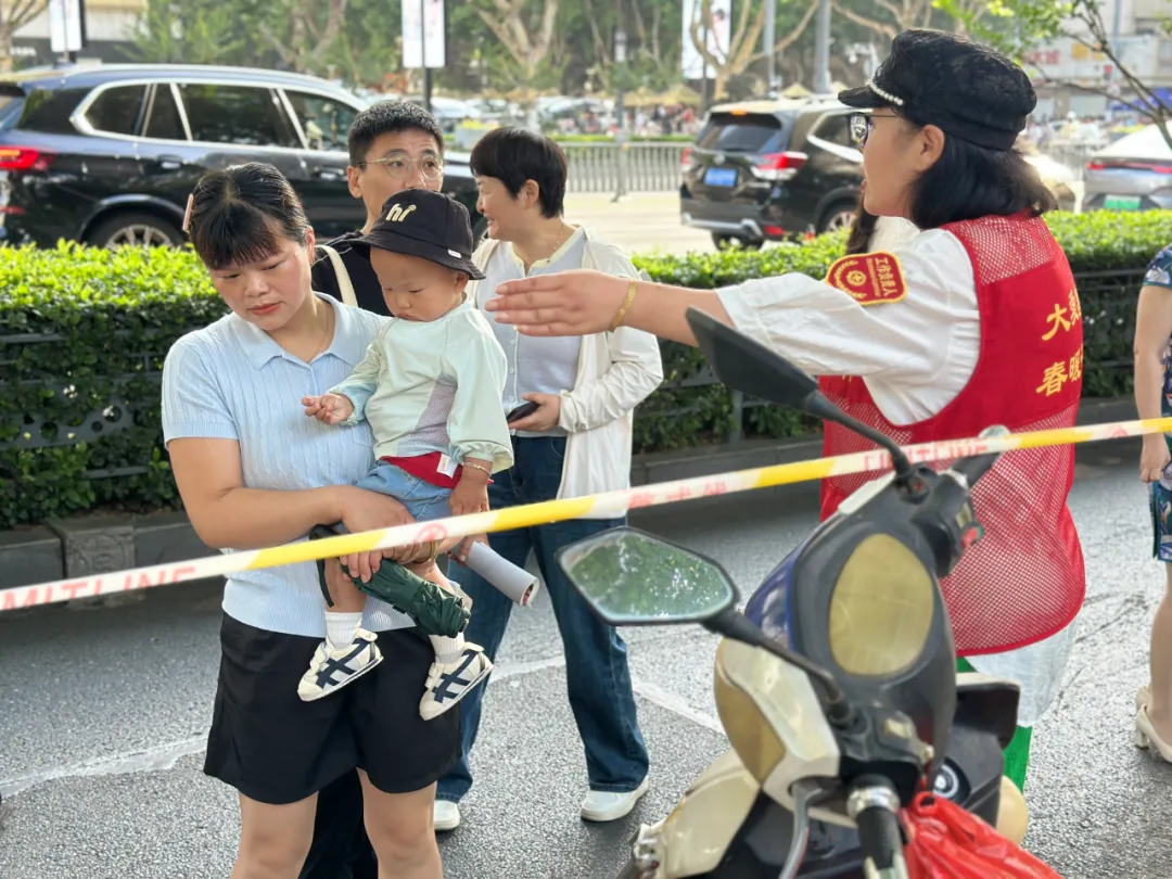 志同道合 助梦启航——全市广大志愿者为中考学子温情护航-第14张图片-四季读书网 志同道合 助梦启航——全市广大志愿者为中考学子温情护航-第14张图片-四季读书网