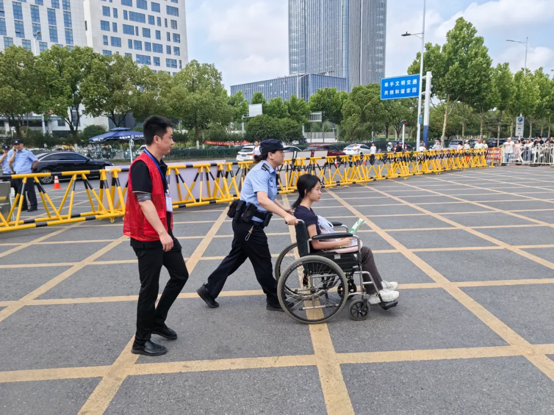 志同道合 助梦启航——全市广大志愿者为中考学子温情护航-第16张图片-四季读书网 志同道合 助梦启航——全市广大志愿者为中考学子温情护航-第16张图片-四季读书网