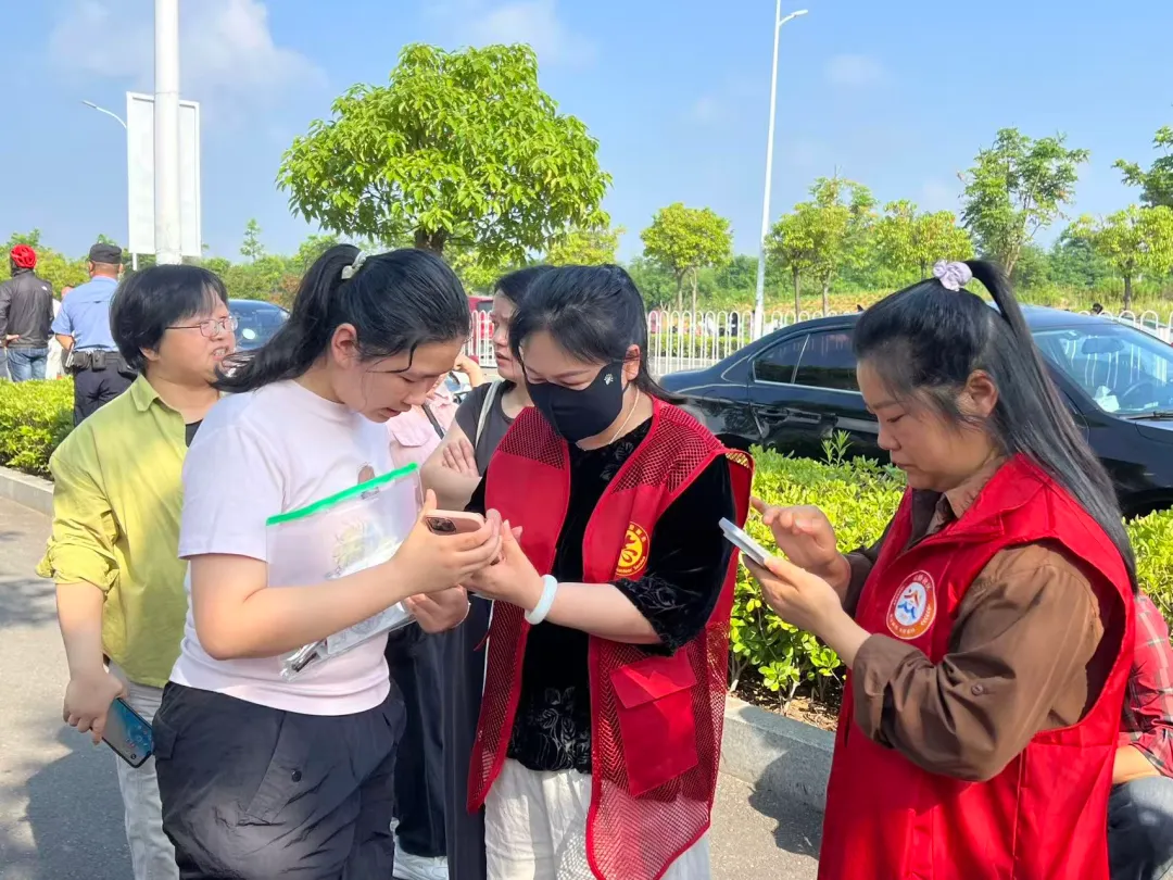 志同道合 助梦启航——全市广大志愿者为中考学子温情护航-第18张图片-四季读书网 志同道合 助梦启航——全市广大志愿者为中考学子温情护航-第18张图片-四季读书网