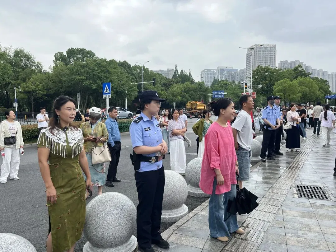 直击!池州中考考场外一幕幕......-第2张图片-四季读书网 直击!池州中考考场外一幕幕......-第2张图片-四季读书网