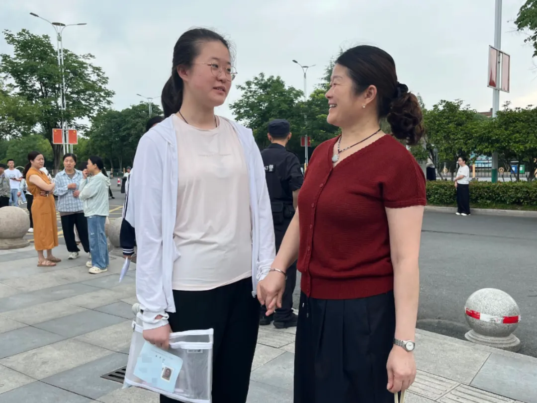 直击!池州中考考场外一幕幕......-第3张图片-四季读书网 直击!池州中考考场外一幕幕......-第3张图片-四季读书网