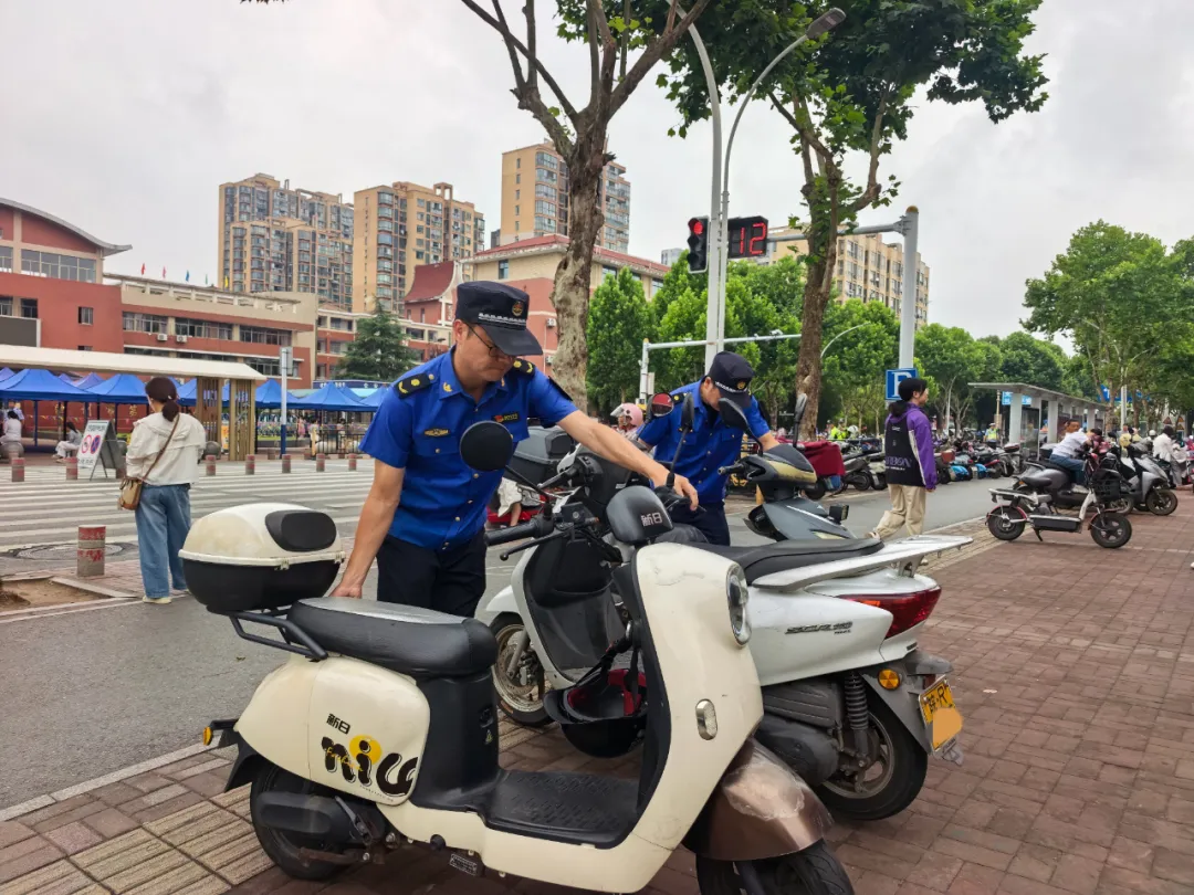 直击!池州中考考场外一幕幕......-第6张图片-四季读书网 直击!池州中考考场外一幕幕......-第6张图片-四季读书网