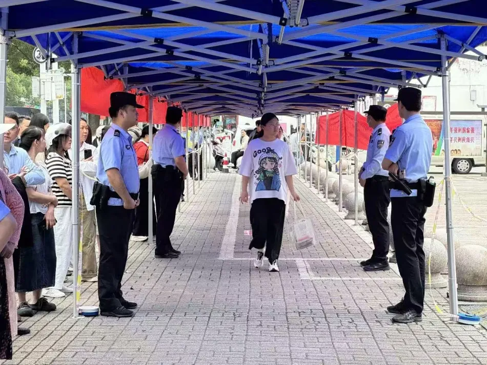 直击!池州中考考场外一幕幕......-第7张图片-四季读书网 直击!池州中考考场外一幕幕......-第7张图片-四季读书网