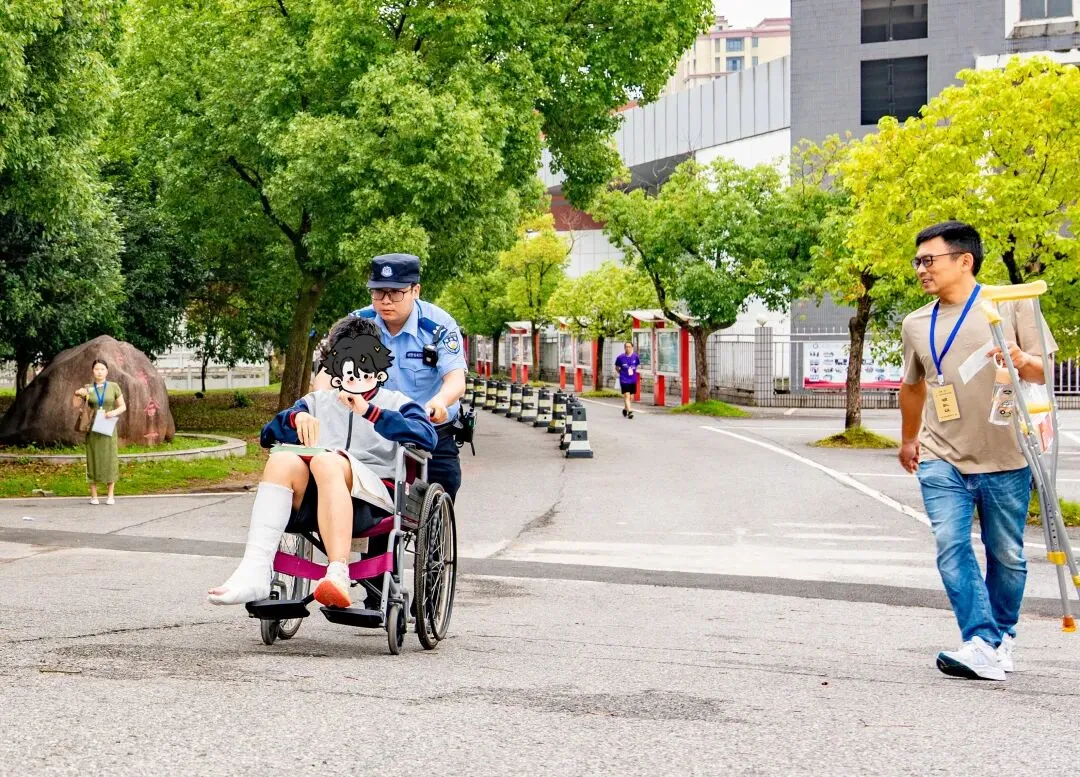 直击!池州中考考场外一幕幕......-第10张图片-四季读书网 直击!池州中考考场外一幕幕......-第10张图片-四季读书网