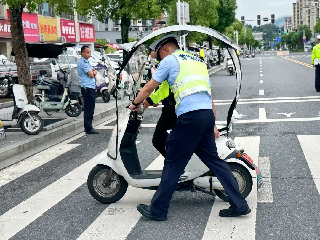 “警”随中考,平安护航-第5张图片-四季读书网