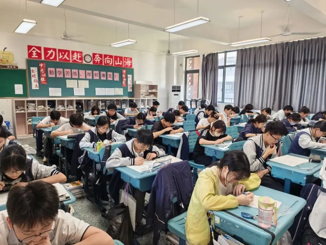 中考加油丨六月砺锋芒,提笔赴荣光-第31张图片-四季读书网 中考加油丨六月砺锋芒,提笔赴荣光-第31张图片-四季读书网