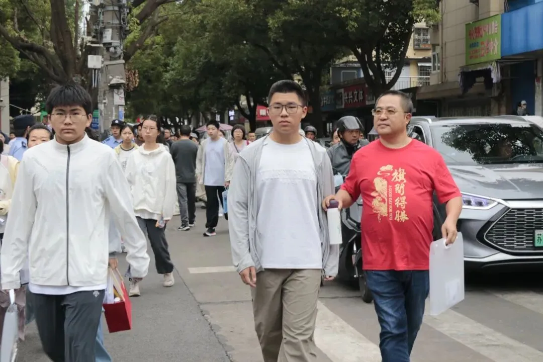 现场直击!兴化中考,开考!-第17张图片-四季读书网