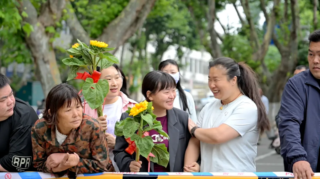 【中考首日】执笔赴芳华,祝福考生“一举夺魁”-第6张图片-四季读书网