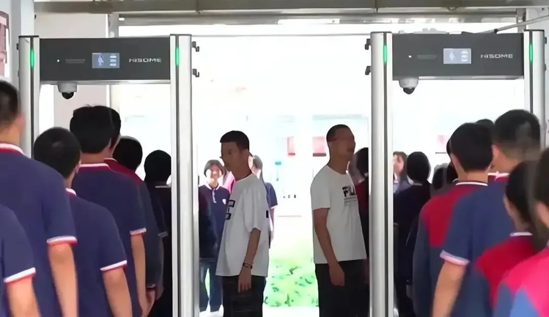 高考保密有多严?试卷印刷在监狱,运送全程被卫星盯着!-第5张图片-四季读书网