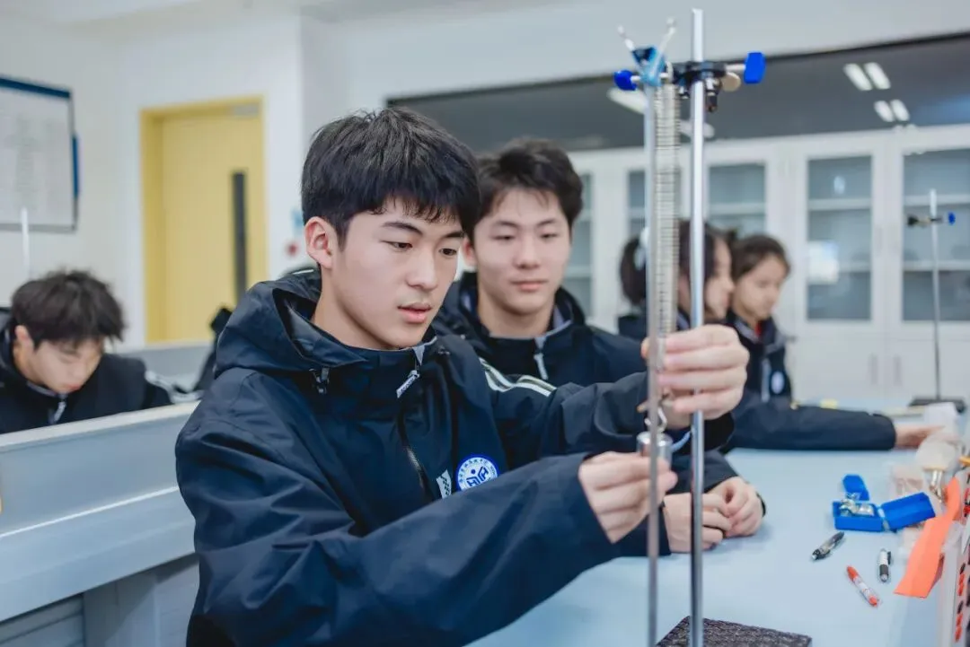 中考后别空坐等待分数公布!曲江这所高中的师资及硬件,可能要刷新你的认知-第6张图片-四季读书网 中考后别空坐等待分数公布!曲江这所高中的师资及硬件,可能要刷新你的认知-第6张图片-四季读书网