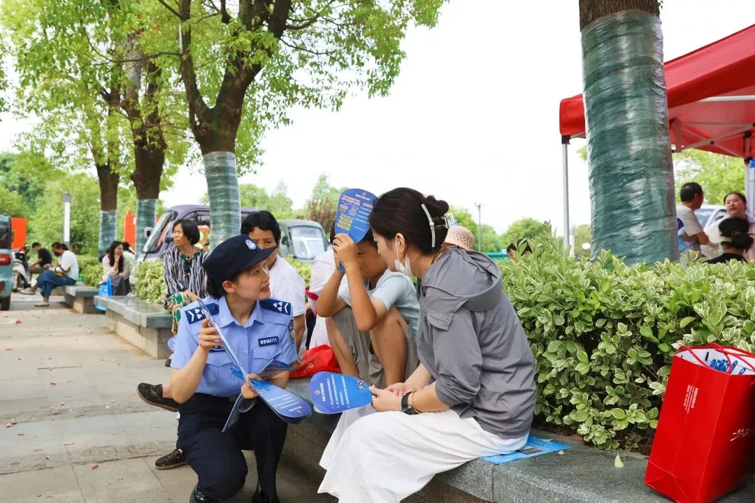 【南警・反诈】中考护航进行时 反诈宣传进考点-第6张图片-四季读书网 【南警・反诈】中考护航进行时 反诈宣传进考点-第6张图片-四季读书网