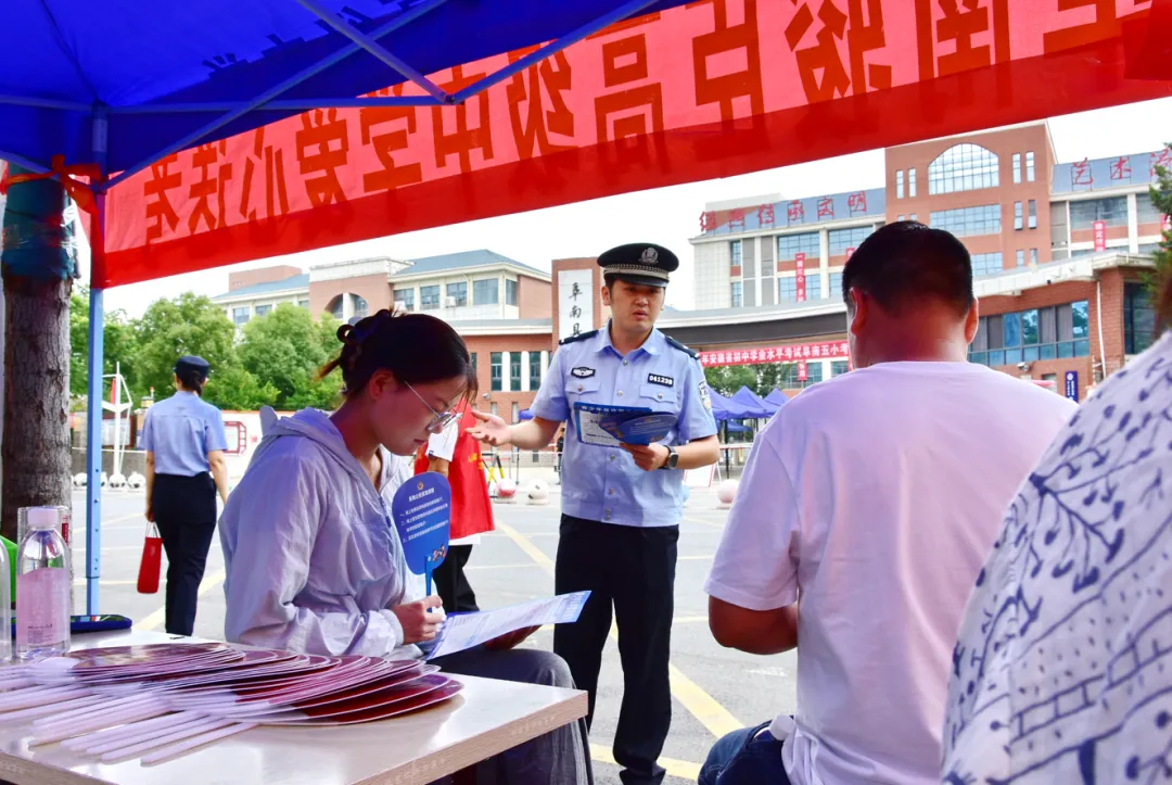 【南警・反诈】中考护航进行时 反诈宣传进考点-第7张图片-四季读书网 【南警・反诈】中考护航进行时 反诈宣传进考点-第7张图片-四季读书网