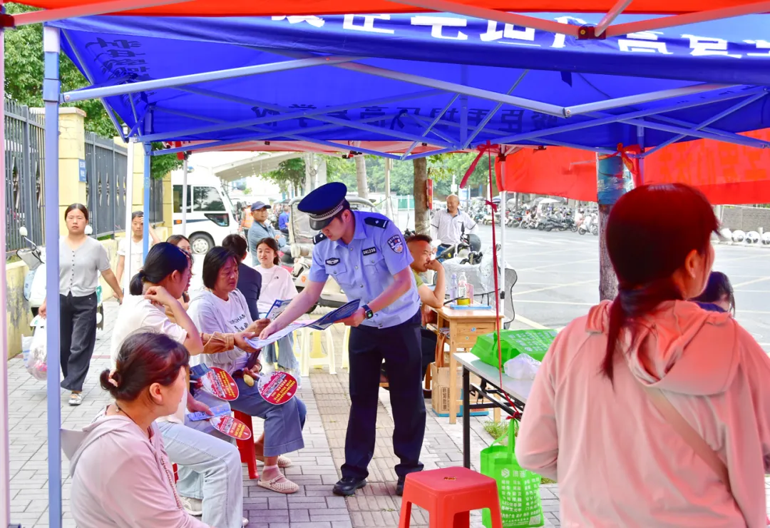【南警・反诈】中考护航进行时 反诈宣传进考点-第8张图片-四季读书网 【南警・反诈】中考护航进行时 反诈宣传进考点-第8张图片-四季读书网