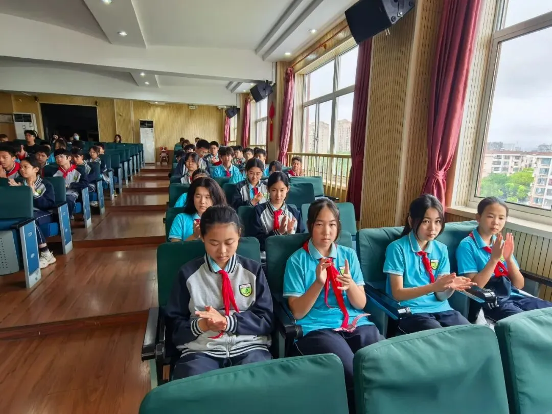 【国旗下讲话】“逐梦前行迎中考 厚积薄发创佳绩”——上海市东林中学第十六周升旗仪式-第13张图片-四季读书网