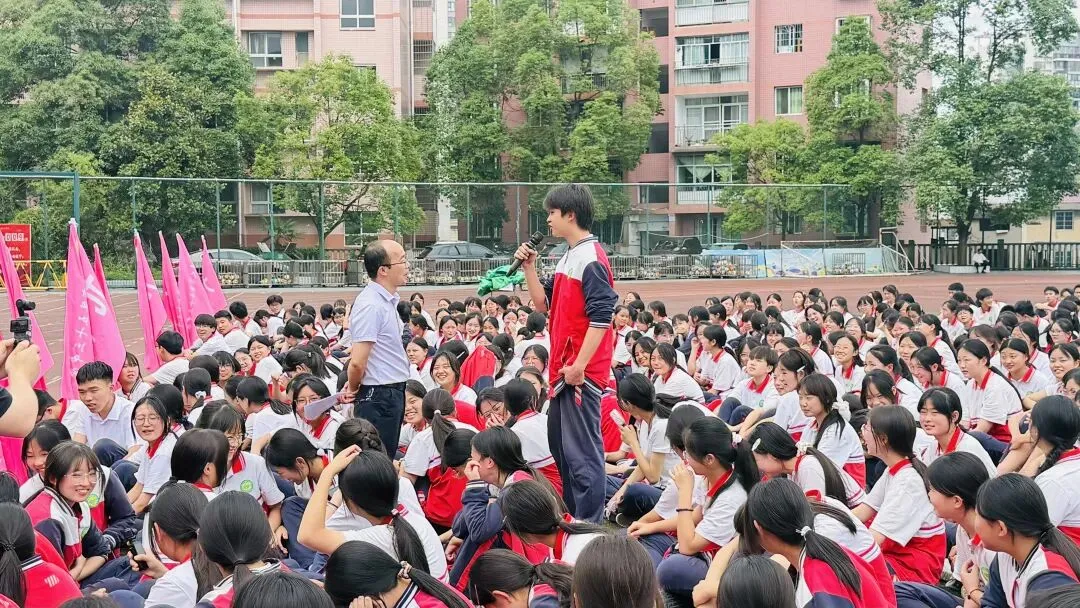 千架纸飞机放飞中考梦,同学们笑着卸下包袱!-第2张图片-四季读书网