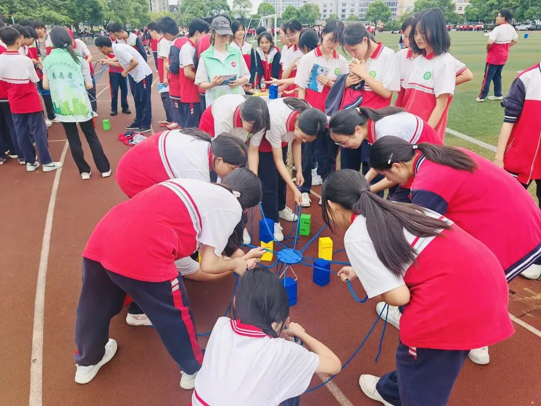千架纸飞机放飞中考梦,同学们笑着卸下包袱!-第3张图片-四季读书网