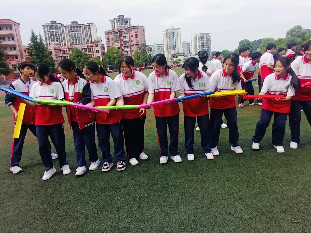 千架纸飞机放飞中考梦,同学们笑着卸下包袱!-第4张图片-四季读书网