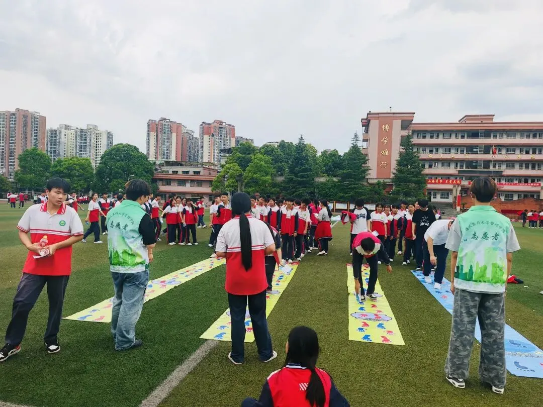 千架纸飞机放飞中考梦,同学们笑着卸下包袱!-第5张图片-四季读书网