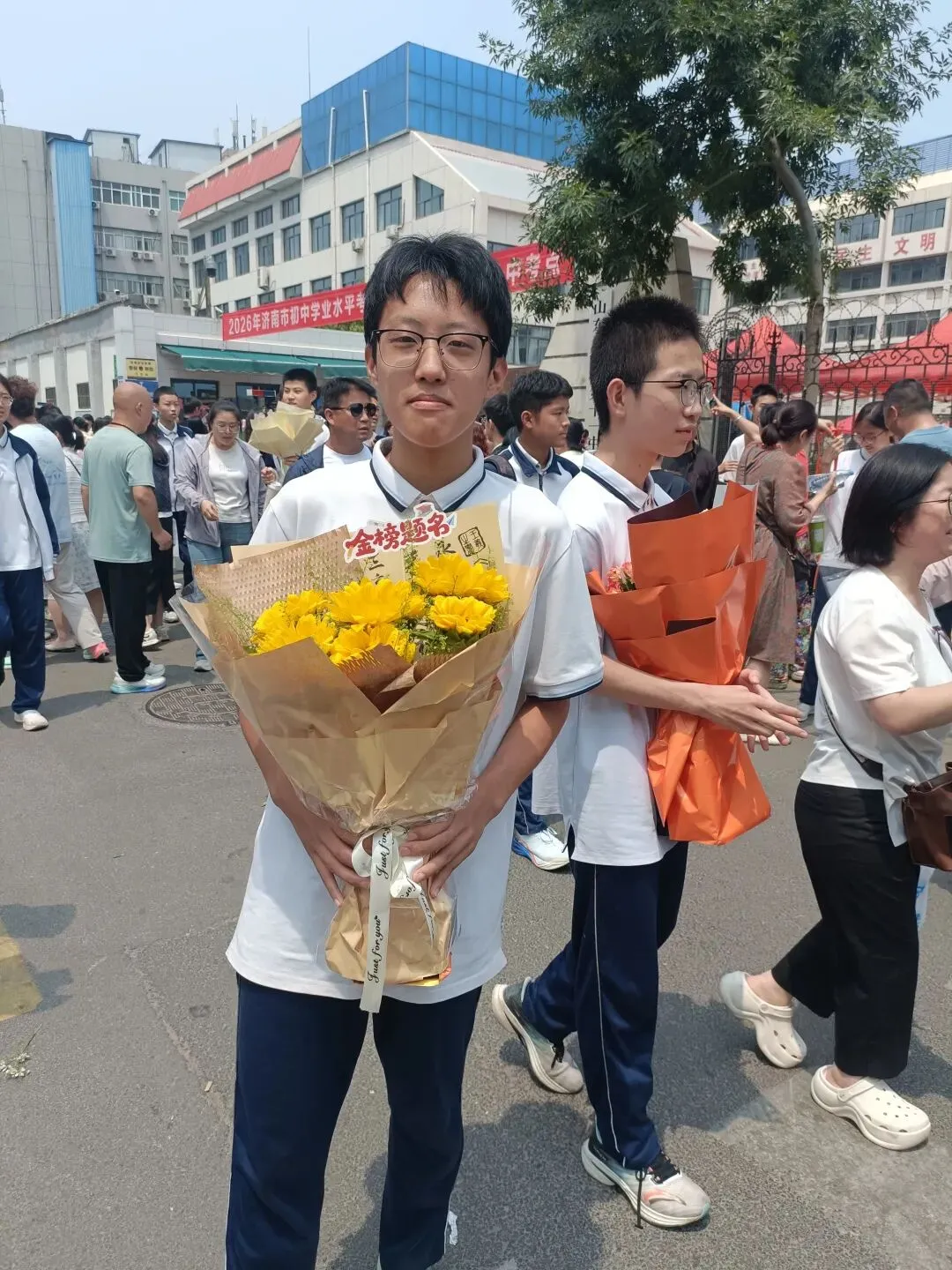 中考落幕:试卷有难,前路有光-第2张图片-四季读书网 中考落幕:试卷有难,前路有光-第2张图片-四季读书网