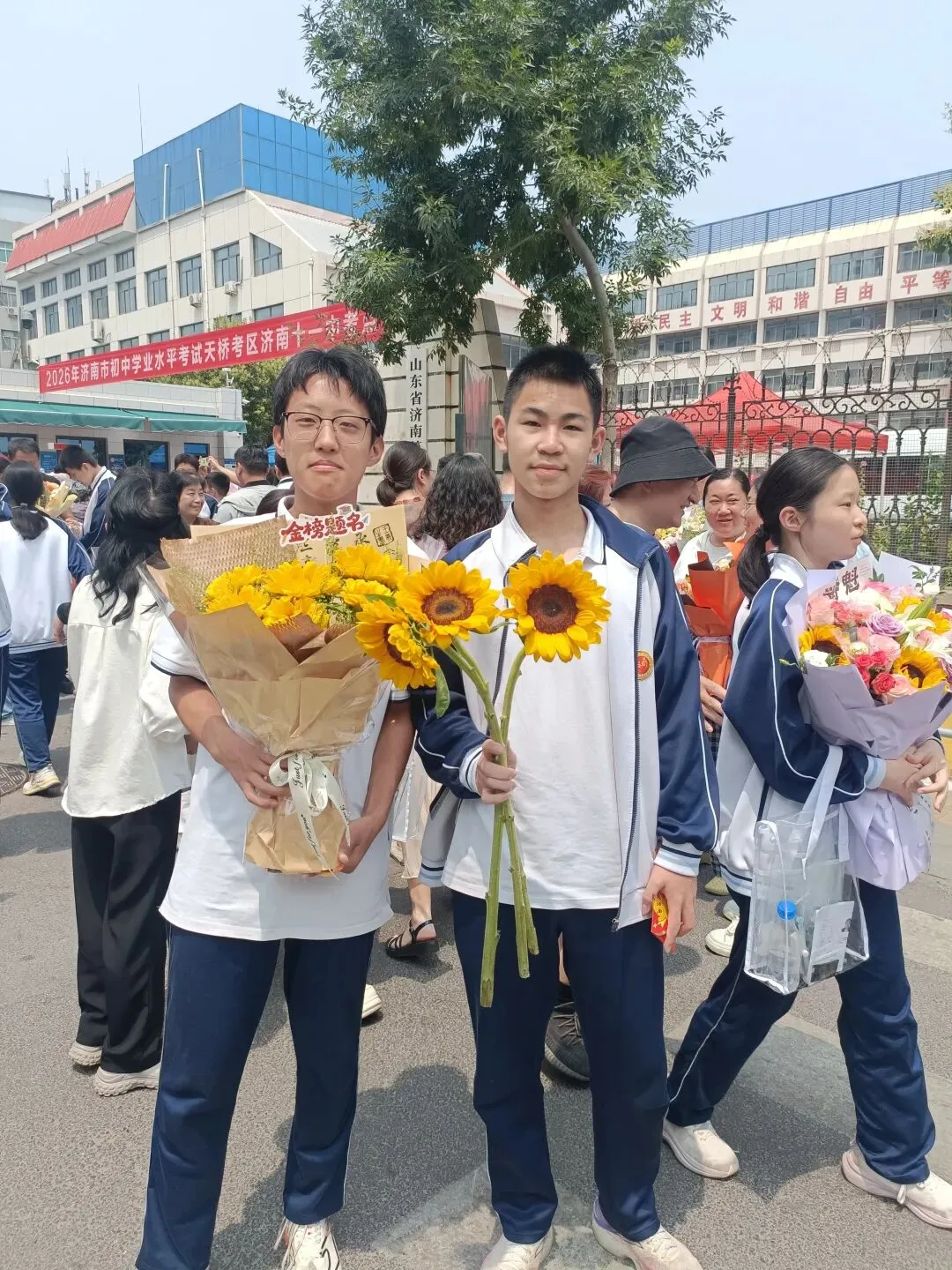 中考落幕:试卷有难,前路有光-第3张图片-四季读书网 中考落幕:试卷有难,前路有光-第3张图片-四季读书网
