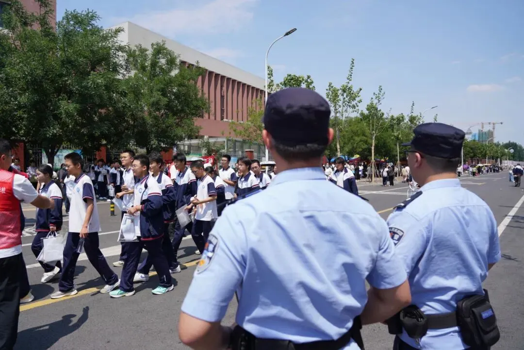 【齐鲁守护 平安相伴】中考全力以“护”,祝你“试试”如意!淄博市公安局经济开发区分局圆满护航-第12张图片-四季读书网