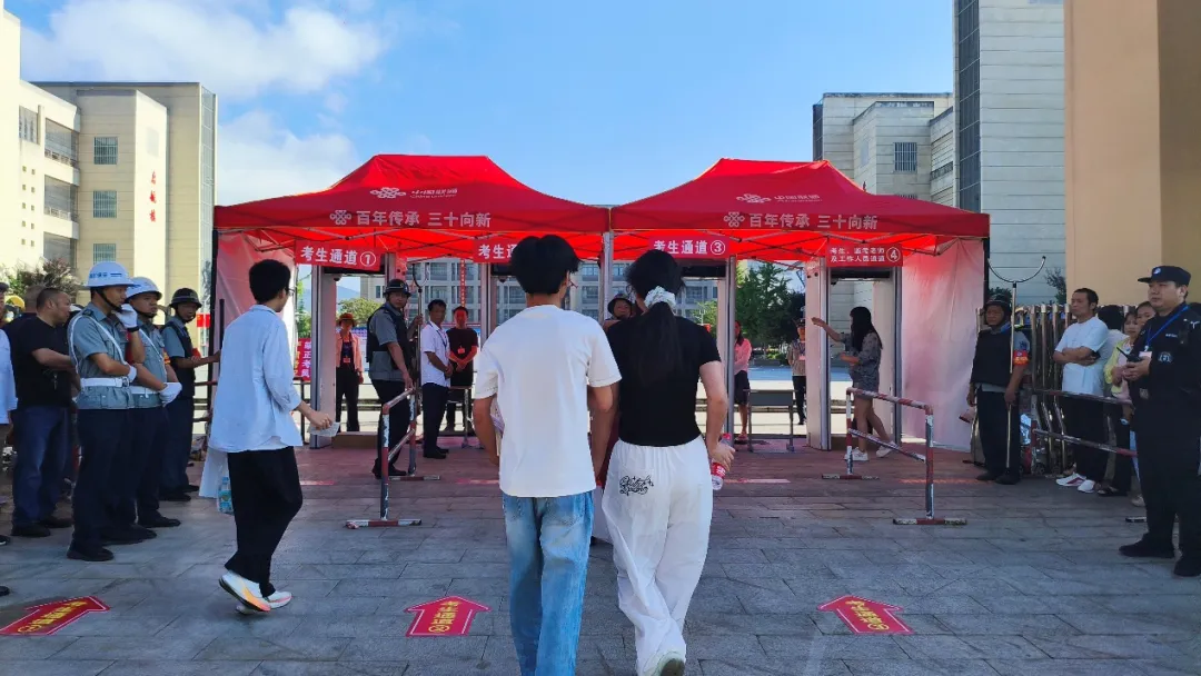 中考首日!现场直击!-第4张图片-四季读书网 中考首日!现场直击!-第4张图片-四季读书网