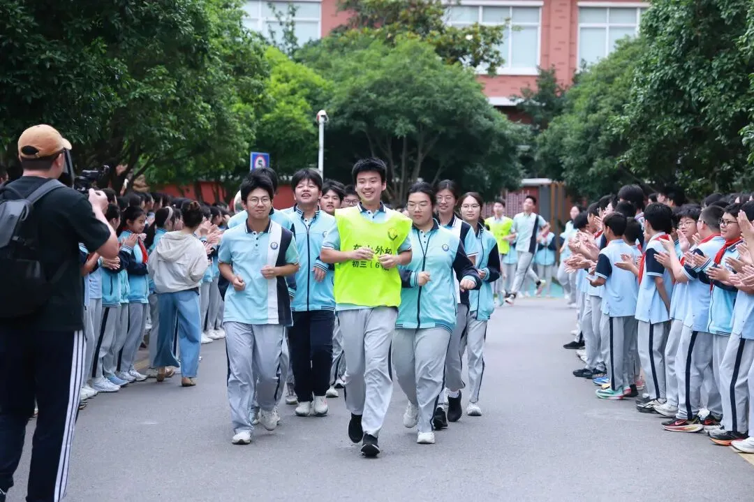 中考壮行仪式|挥毫中考,落笔生花!热血出征,实力出“粽”!-第23张图片-四季读书网