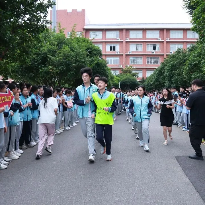 中考壮行仪式|挥毫中考,落笔生花!热血出征,实力出“粽”!-第24张图片-四季读书网