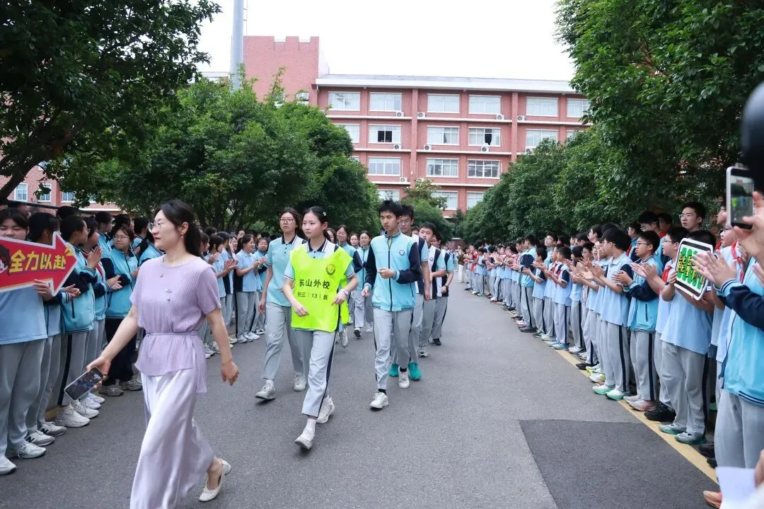 中考壮行仪式|挥毫中考,落笔生花!热血出征,实力出“粽”!-第28张图片-四季读书网