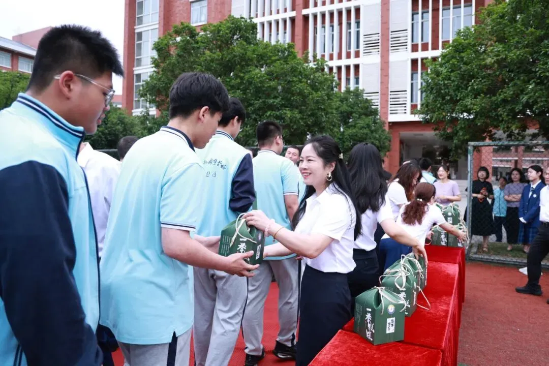 中考壮行仪式|挥毫中考,落笔生花!热血出征,实力出“粽”!-第87张图片-四季读书网