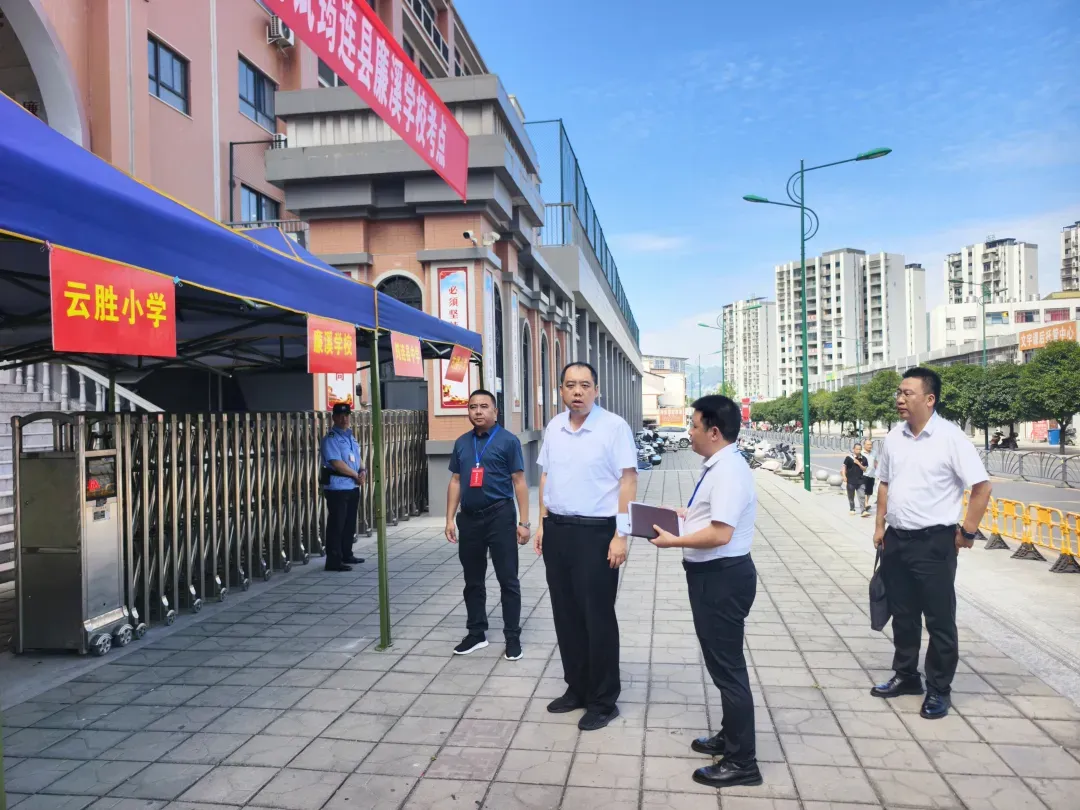 谢晓丹深入县城中考考点走访调研-第2张图片-四季读书网