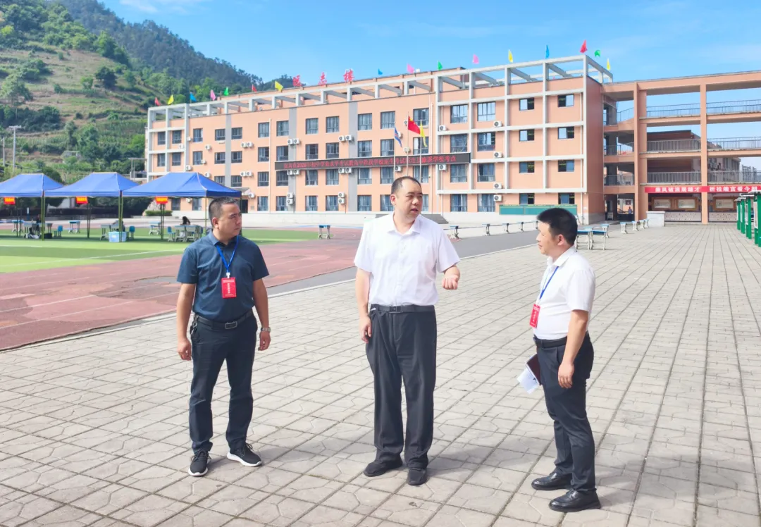 谢晓丹深入县城中考考点走访调研-第3张图片-四季读书网