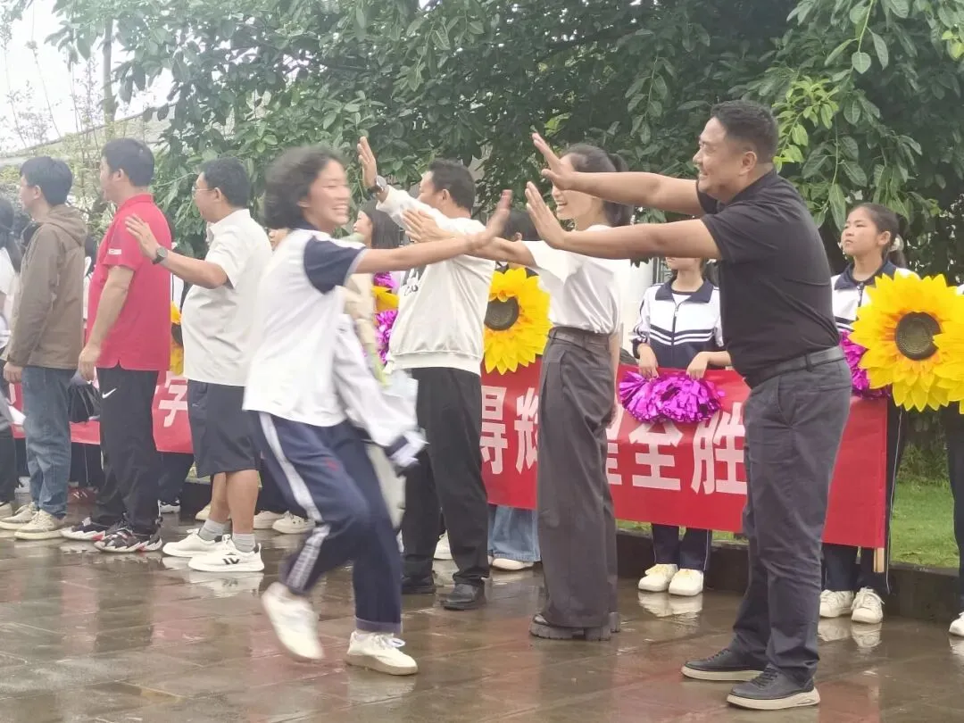 逐梦考场 少年启航——腾冲市中和中学中考送考仪式纪实-第29张图片-四季读书网 逐梦考场 少年启航——腾冲市中和中学中考送考仪式纪实-第29张图片-四季读书网