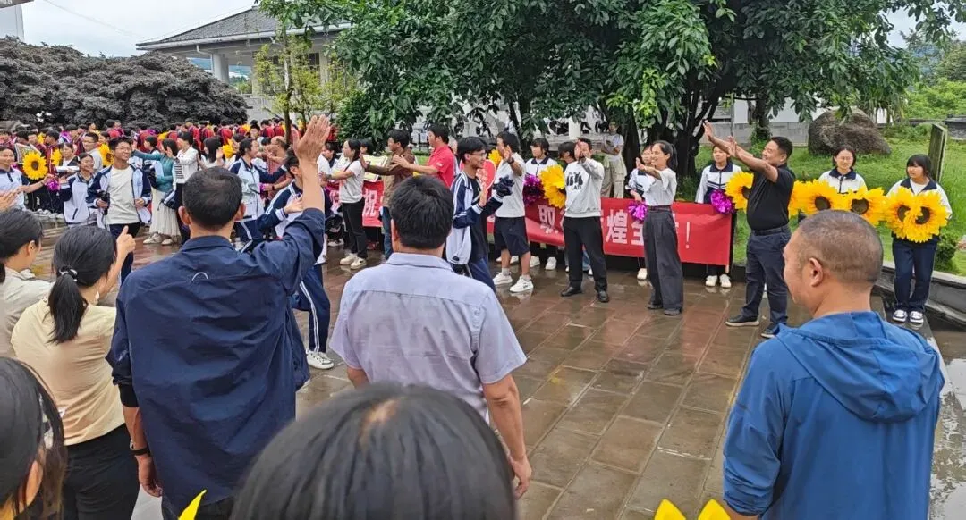 逐梦考场 少年启航——腾冲市中和中学中考送考仪式纪实-第32张图片-四季读书网 逐梦考场 少年启航——腾冲市中和中学中考送考仪式纪实-第32张图片-四季读书网