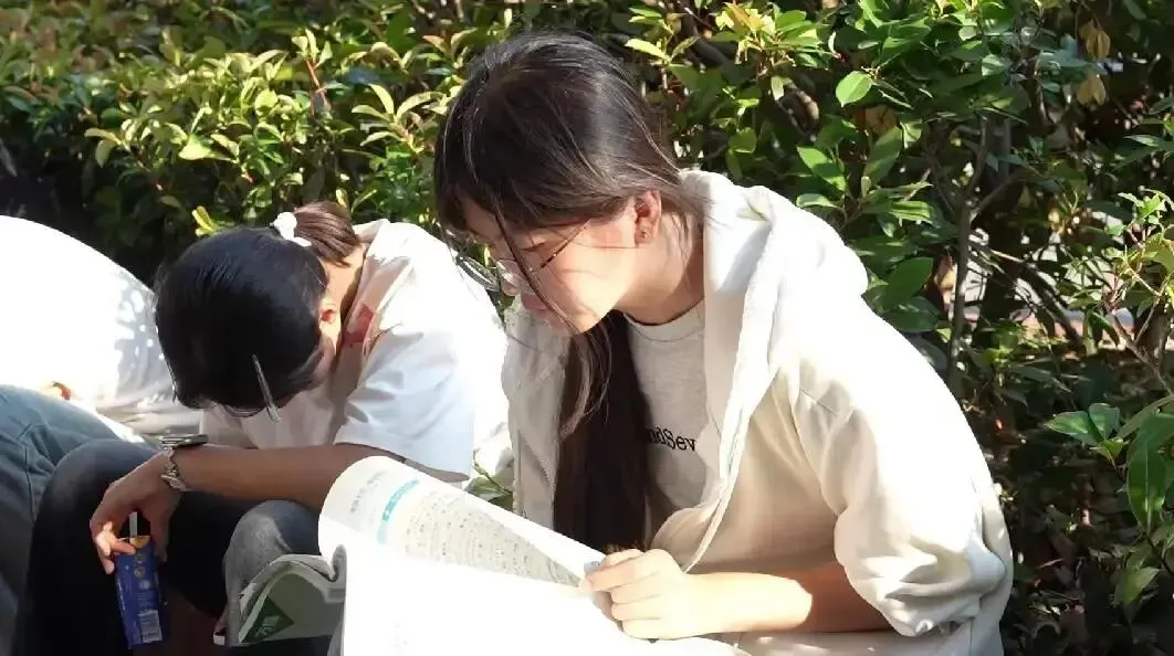 直击!中考首日现场~安徽中考作文题出炉!-第2张图片-四季读书网 直击!中考首日现场~安徽中考作文题出炉!-第2张图片-四季读书网