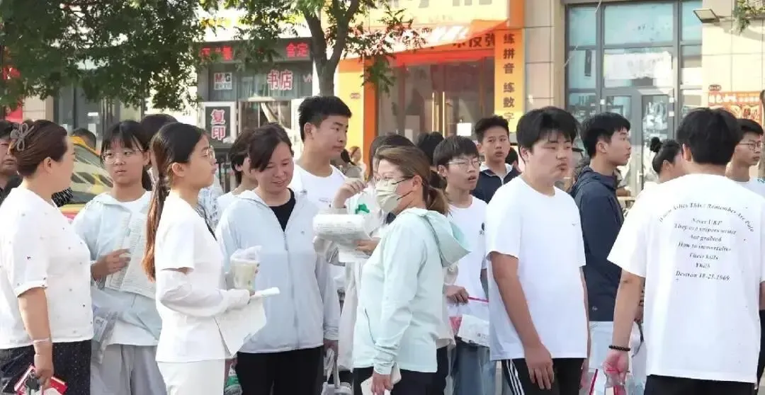 直击!中考首日现场~安徽中考作文题出炉!-第5张图片-四季读书网 直击!中考首日现场~安徽中考作文题出炉!-第5张图片-四季读书网