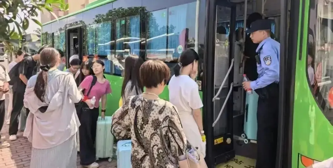 直击!中考首日现场~安徽中考作文题出炉!-第6张图片-四季读书网 直击!中考首日现场~安徽中考作文题出炉!-第6张图片-四季读书网