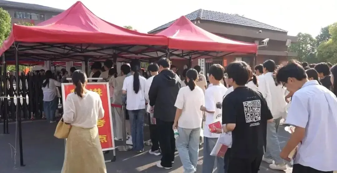 直击!中考首日现场~安徽中考作文题出炉!-第12张图片-四季读书网 直击!中考首日现场~安徽中考作文题出炉!-第12张图片-四季读书网