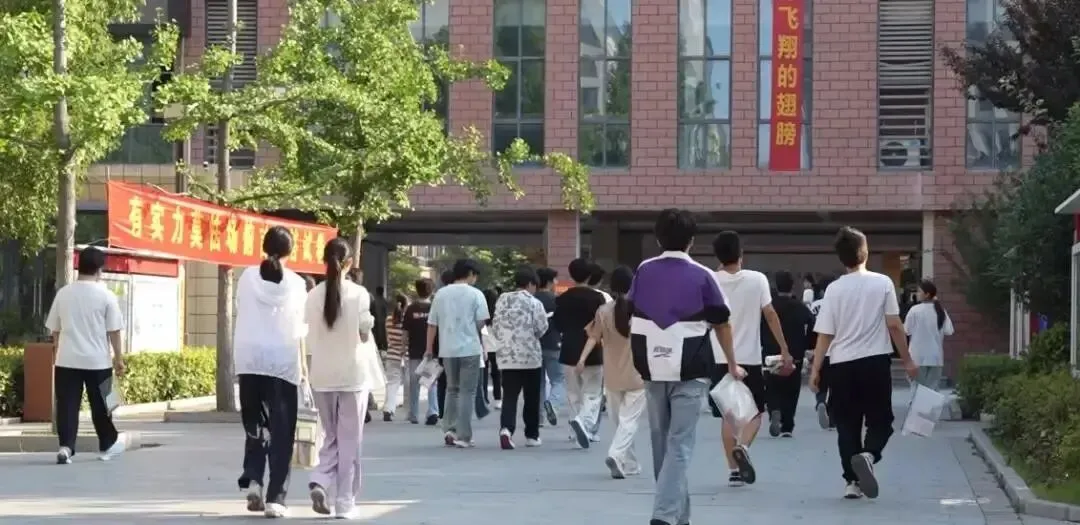 直击!中考首日现场~安徽中考作文题出炉!-第13张图片-四季读书网 直击!中考首日现场~安徽中考作文题出炉!-第13张图片-四季读书网